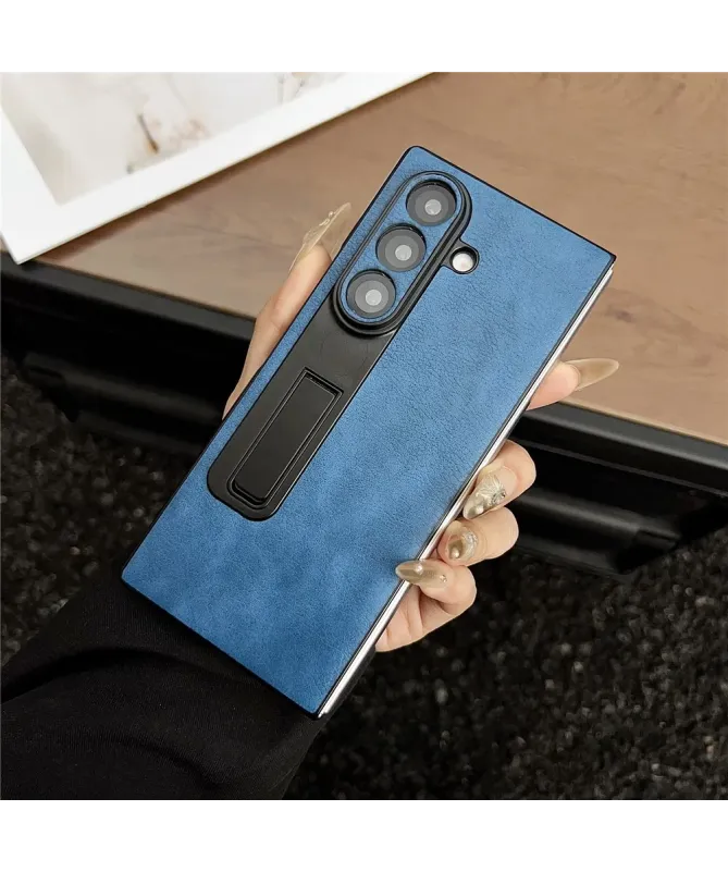 Coque Samsung Galaxy Z Fold 7 Effet Cuir avec Support Intégré | VOGUE