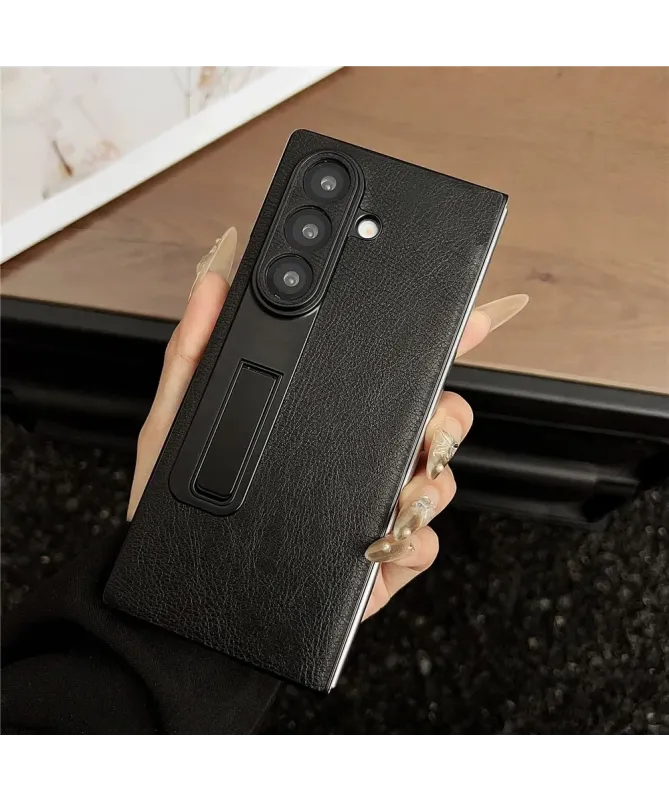 Coque Samsung Galaxy Z Fold 7 Effet Cuir avec Support Intégré | VOGUE