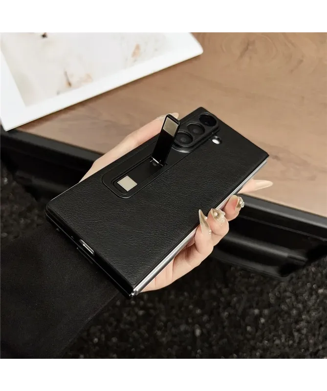 Coque Samsung Galaxy Z Fold 7 Effet Cuir avec Support Intégré | VOGUE