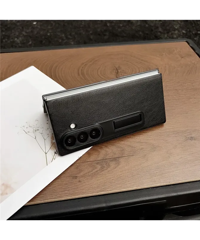 Coque Samsung Galaxy Z Fold 7 Effet Cuir avec Support Intégré | VOGUE