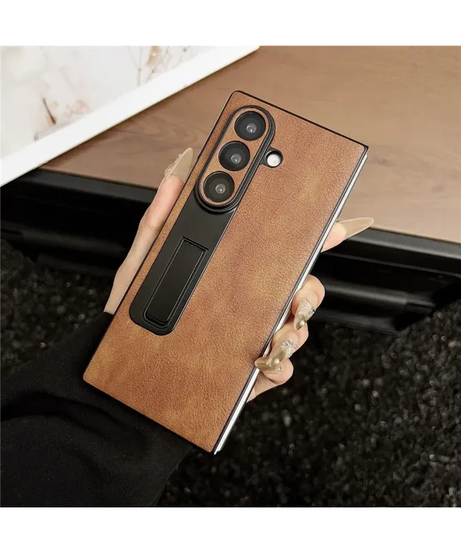 Coque Samsung Galaxy Z Fold 7 Effet Cuir avec Support Intégré | VOGUE