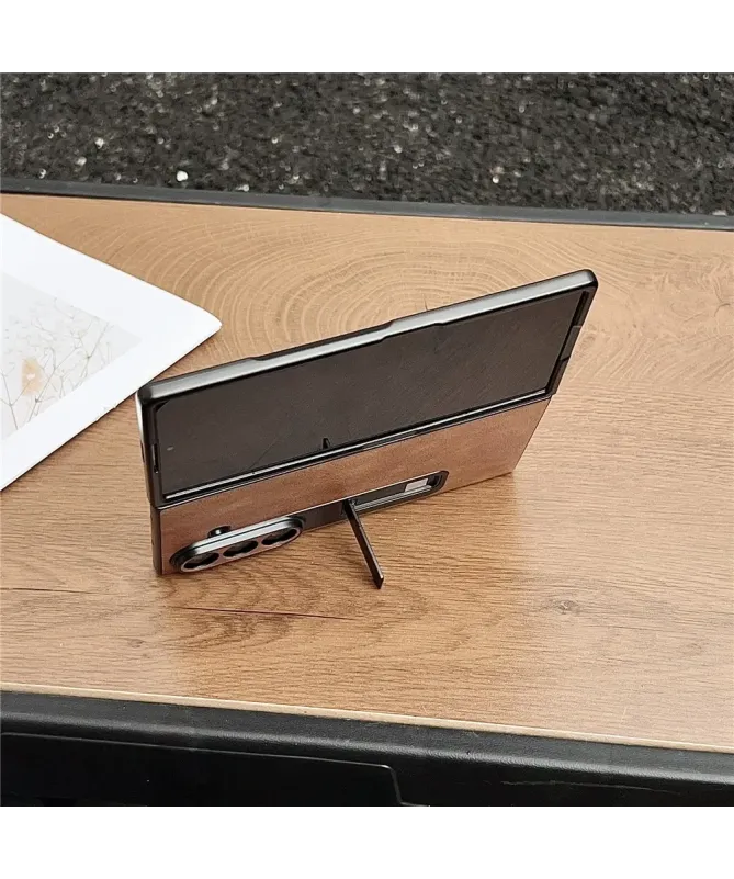 Coque Samsung Galaxy Z Fold 7 Effet Cuir avec Support Intégré | VOGUE