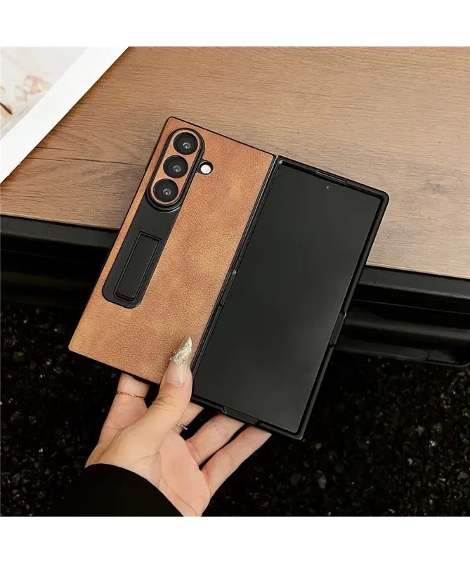 Coque Samsung Galaxy Z Fold 7 Effet Cuir avec Support Intégré | VOGUE
