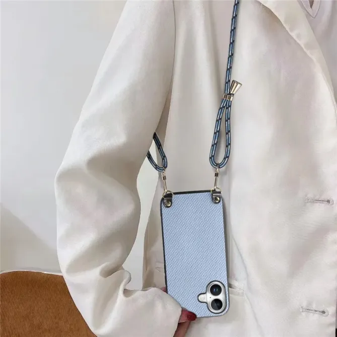 Coque Cordon iPhone 17 Texture Carbone avec Bandoulière Réglable