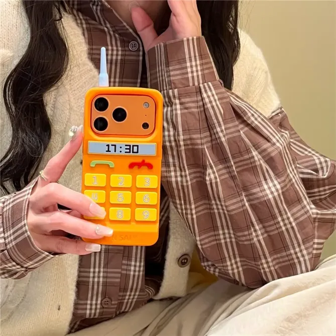 Coque iPhone 17 Pro Max silicone design téléphone rétro