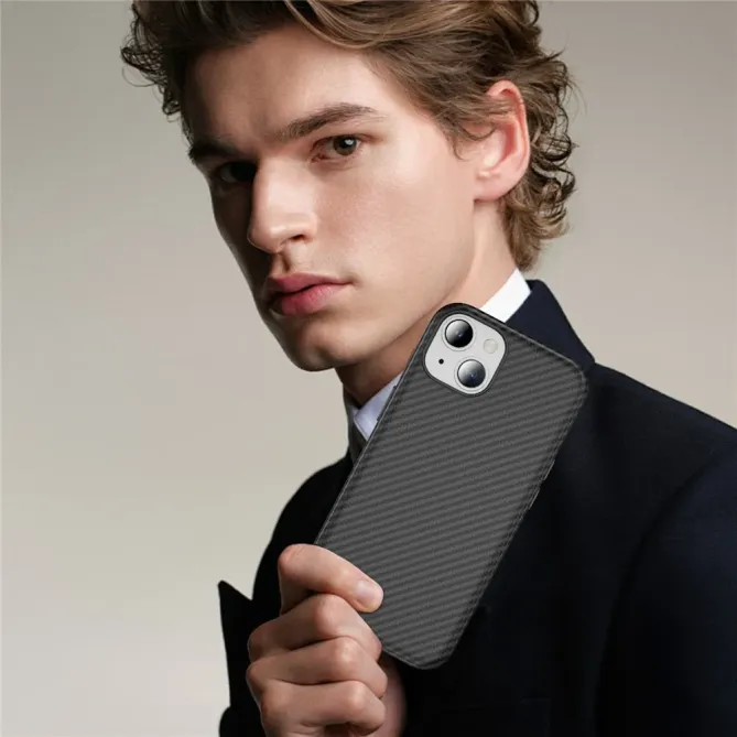 Coque iPhone 14 / 13 texture fibre carbone compatible MagSafe