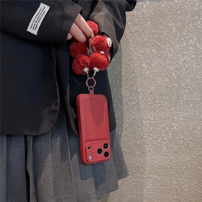 Coque iPhone 17 Pro cuir avec dragonne peluche fleur