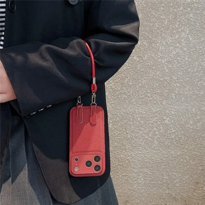 Coque iPhone 17 Pro cuir avec dragonne sécurisée