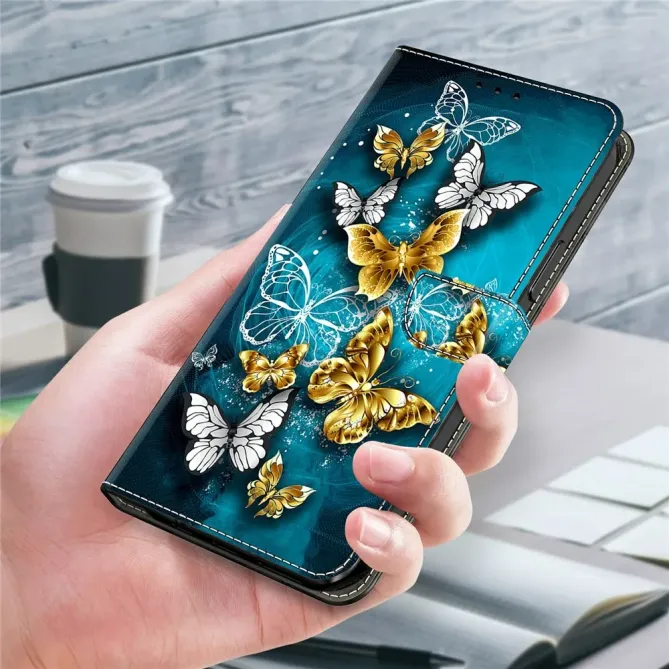 Housse Xiaomi Poco M8 5G / Redmi Note 15 Papillons Dorés sur Bleu