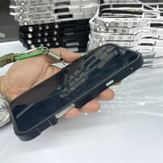 Coque iPhone 17e / 16e Bumper Mechanical Arm en Alliage d'Aluminium