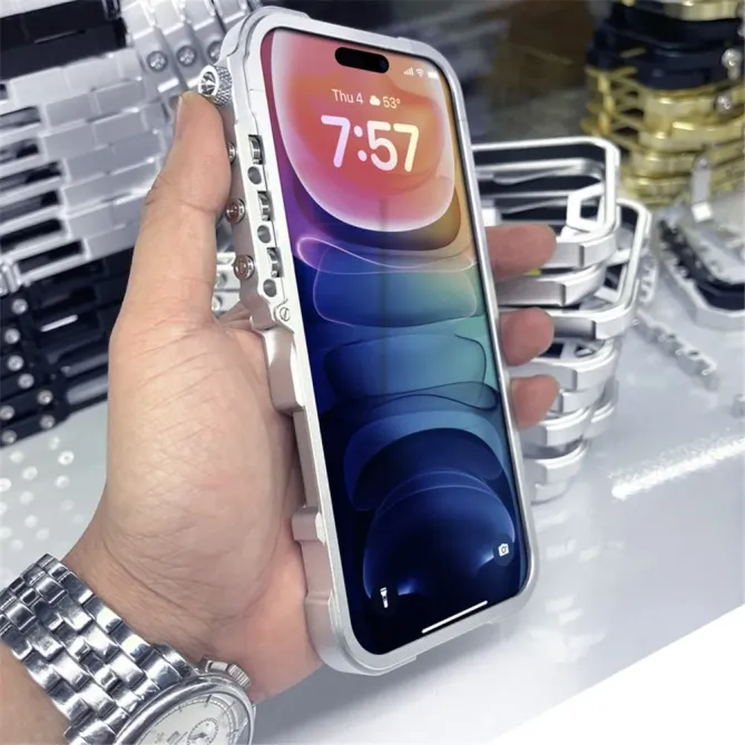 Coque iPhone 17e / 16e Bumper Mechanical Arm en Alliage d'Aluminium