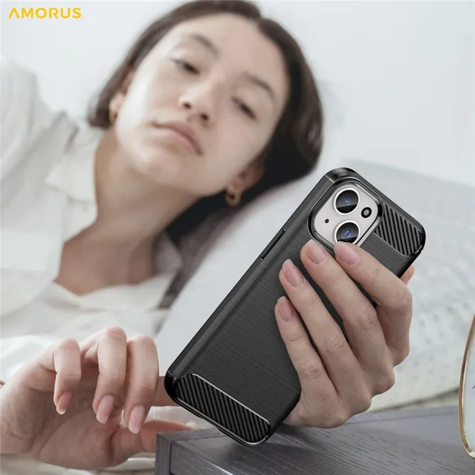 Coque iPhone 15 souple brossée avec inserts fibre de carbone