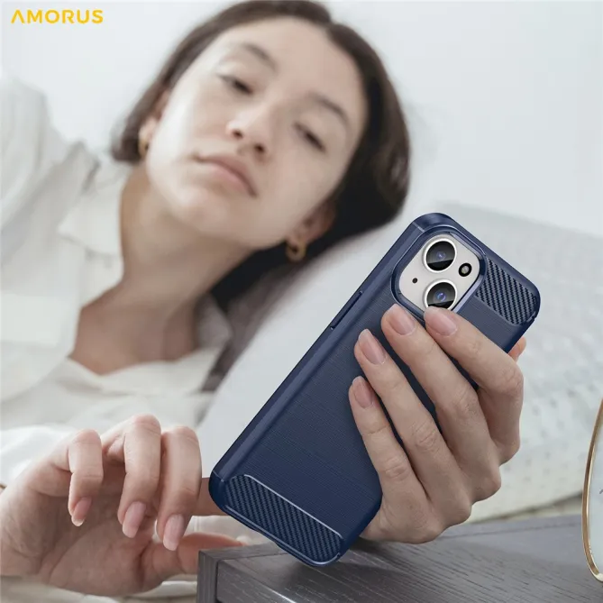 Coque iPhone 15 souple brossée avec inserts fibre de carbone