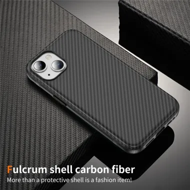 Coque iPhone 15 magnétique fibre de carbone toucher peau