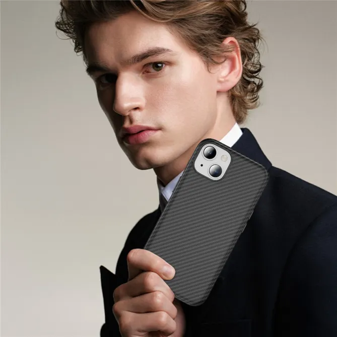 Coque iPhone 15 magnétique fibre de carbone toucher peau