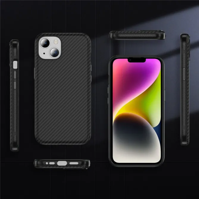 Coque iPhone 15 magnétique fibre de carbone toucher peau