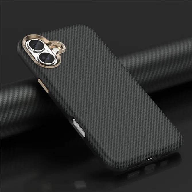 Coque iPhone 16 Plus texture carbone compatible MagSafe cadre caméra métal