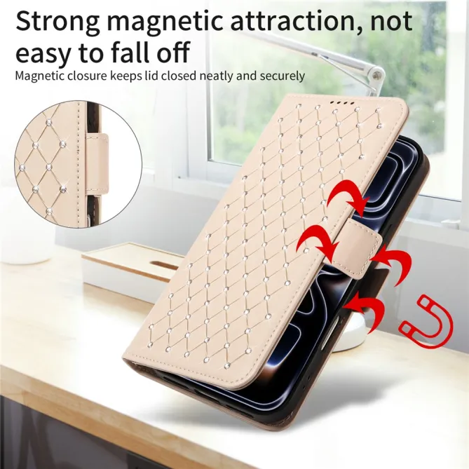 Housse iPhone 16 Plus matelassé losanges strass avec dragonne et bandoulière