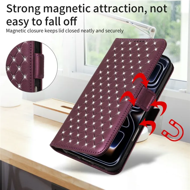 Housse iPhone 16 Plus matelassé losanges strass avec dragonne et bandoulière