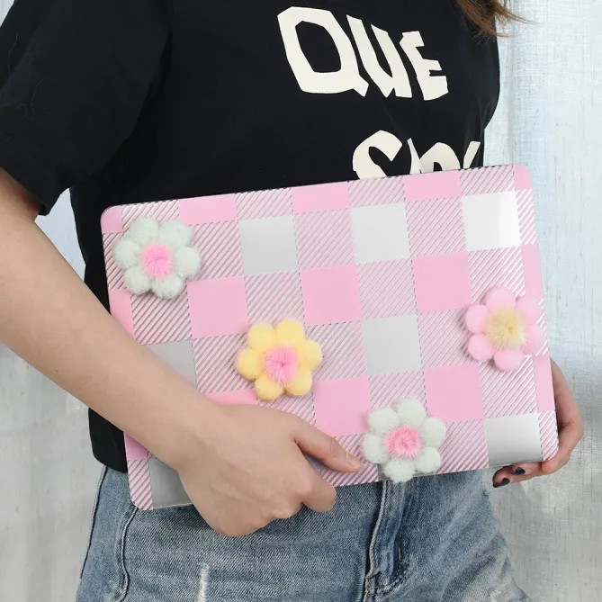 Coque MacBook Neo 13 pouces Damier Rose Fleurs Peluche