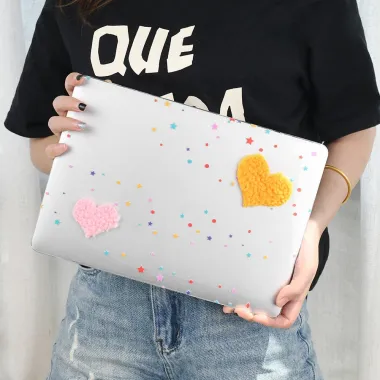 Coque MacBook Neo 13 pouces Cœurs Peluche Confettis