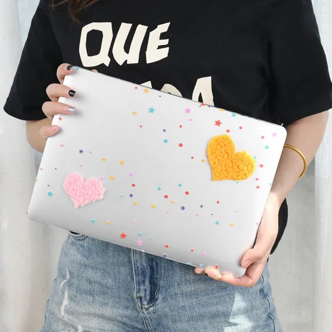 Coque MacBook Neo 13 pouces Cœurs Peluche Confettis