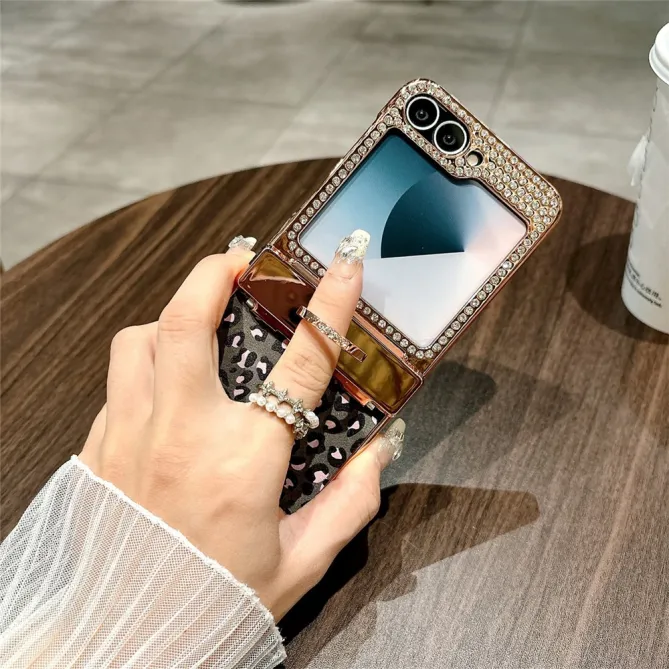Coque Samsung Galaxy Z Flip 7 FE / Z Flip 6 Leopard Anneau et Strass