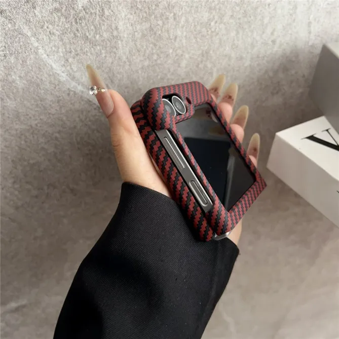 Coque Samsung Galaxy Z Flip7 FE / Z Flip6 Magnetique Fibre de Carbone