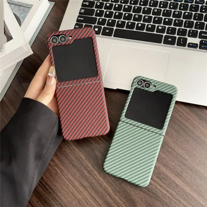 Coque Samsung Galaxy Z Flip7 FE / Z Flip6 Magnetique Fibre de Carbone