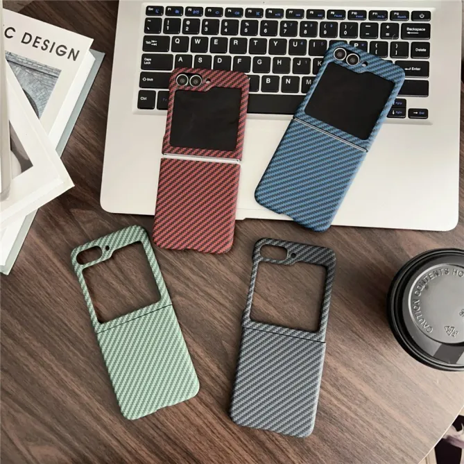 Coque Samsung Galaxy Z Flip7 FE / Z Flip6 Magnetique Fibre de Carbone