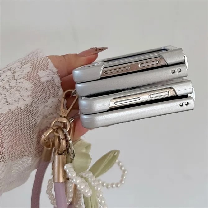 Coque Samsung Galaxy Z Flip 7 FE / Z Flip 6 Papillon Brode Bracelet Tulipes