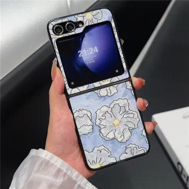 Coque Samsung Galaxy Z Flip 7 FE / Z Flip 6 Fleurs Blanches Sur Fond Bleu Givre