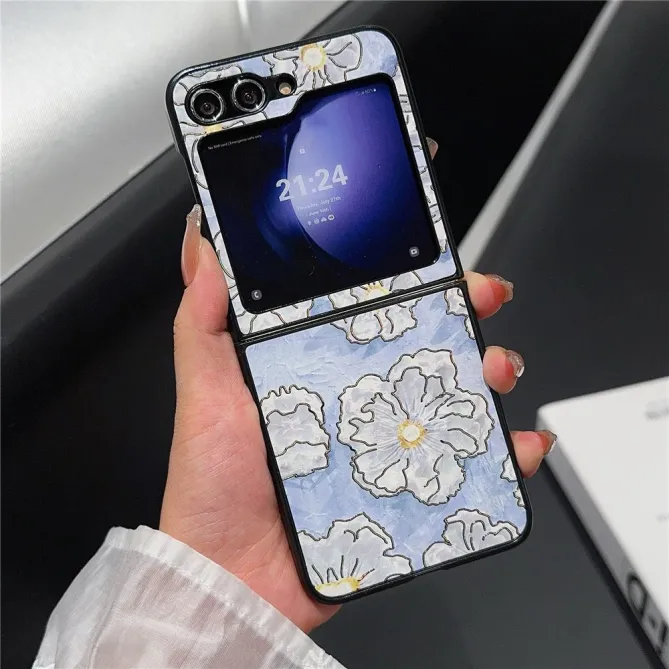 Coque Samsung Galaxy Z Flip 7 FE / Z Flip 6 Fleurs Blanches Sur Fond Bleu Givre