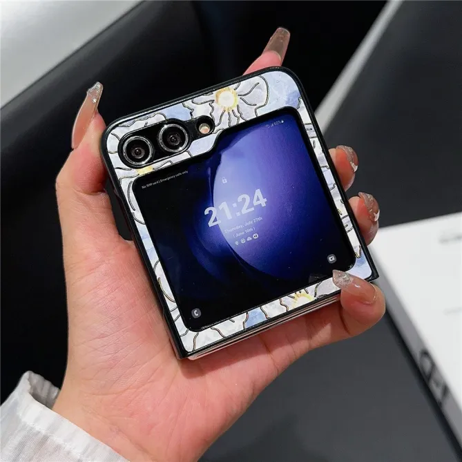 Coque Samsung Galaxy Z Flip 7 FE / Z Flip 6 Fleurs Blanches Sur Fond Bleu Givre