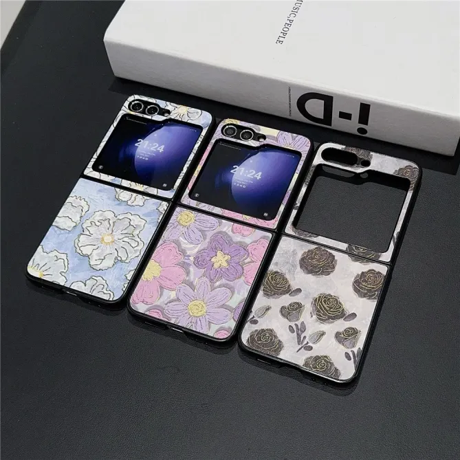 Coque Samsung Galaxy Z Flip 7 FE / Z Flip 6 Fleurs Blanches Sur Fond Bleu Givre