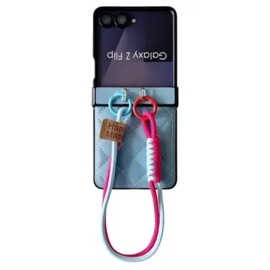 Coque Samsung Galaxy Z Flip 8 Relief Matelassé en V avec Dragonne Tressée - Couleurs: Bleu clair
