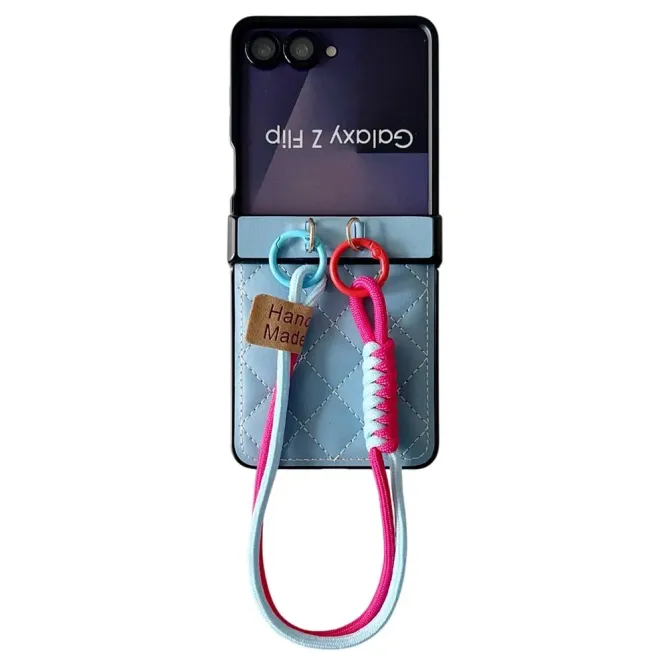 Coque Samsung Galaxy Z Flip 8 Relief Matelassé en V avec Dragonne Tressée - Couleurs: Bleu clair