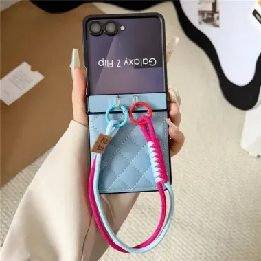 Coque Samsung Galaxy Z Flip 8 Relief Matelassé en V avec Dragonne Tressée - Couleurs: Bleu clair