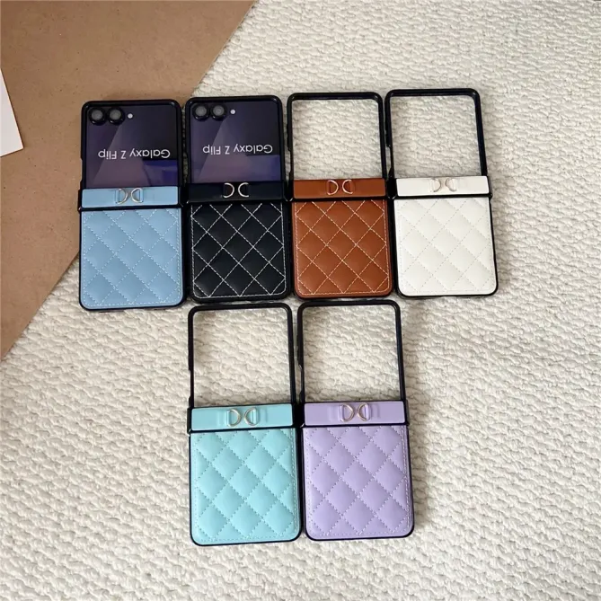 Coque Samsung Galaxy Z Flip 8 Relief Matelassé en V avec Dragonne Tressée - Couleurs: Bleu clair