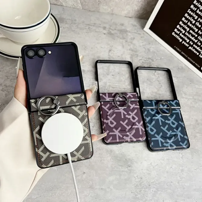 Coque Samsung Galaxy Z Flip 8 Motif Lettres Pixelisées avec Anneau Rotatif - Couleurs: Noir