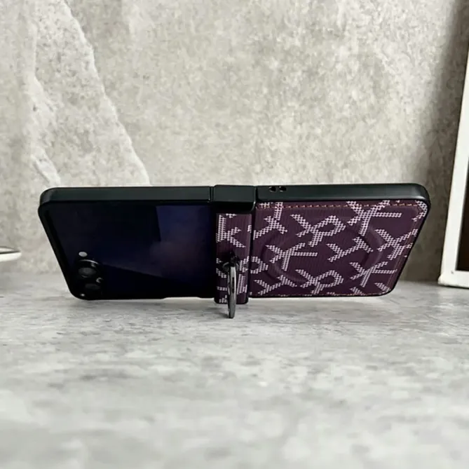 Coque Samsung Galaxy Z Flip 8 Motif Lettres Pixelisées avec Anneau Rotatif - Couleurs: Noir