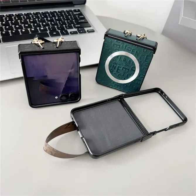 Coque Samsung Galaxy Z Flip 8 Motif Lettres avec Dragonne Magnétique - Couleurs: Marron